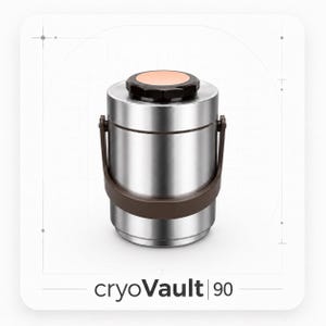Puede incluir: Un recipiente cilíndrico de acero inoxidable con un asa marrón y una tapa negra que presenta un disco central de color cobre. La base del recipiente lleva la inscripción cryoVault 90 en una fuente sans-serif sobre un fondo de color blanco.