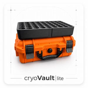 Puede incluir: Un estuche de almacenamiento rígido rectangular de color naranja brillante con cierres y asa negros, coronado por una bandeja rectangular negra con una cuadrícula de ranuras circulares. El texto cryoVault lite aparece impreso debajo.
