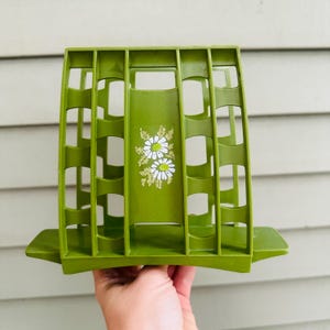 Porta tovaglioli vintage anni '70 con fiori di margherite verdi e avocado