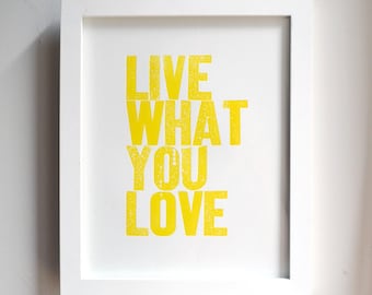 Live What You Love Letterpress Print in geel