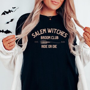 T-shirt Salem Witches Broom Club - Vintage Salem Massachusetts Halloween Witchy Apparel Spooky T-shirt