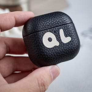 Estuche de cuero personalizado con letras grabadas para AirPods, con nombre, estilo y color personalizados, para AirPods 1, 2, 3 y AirPods Pro.