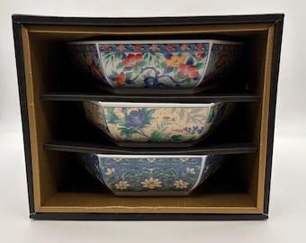 Japanse Arita Ware designkom met bloemendessin in kartonnen doos