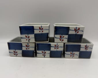 Zestaw 5 japońskich kwadratowych misek Kobachi w stylu vintage, ręcznie malowana niebieska szachownica Ichimatsu i czerwone akcenty, małe przystawki z porcelany