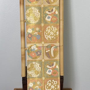 Op de afbeelding: Een rustiek houten bord met de tekst "Welcome to our home" in witte letters. Het bord heeft een verweerde afwerking en een eenvoudig, uitnodigend ontwerp, ideaal voor een veranda of entree.