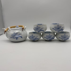 Servizio da tè giapponese in ceramica Arita: teiera e 5 tazze da tè con decorazioni floreali.