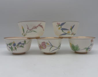 Set vintage di 5 tazze da tè giapponesi Koransha Arita, delicate tazze in porcellana con decorazioni floreali botaniche e finiture dorate, ideali per il tè Sencha.