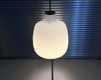Lampada a sospensione in vetro opalino per interni minimalisti, stile Mid-Century, con finitura a coste e illuminazione bianca.