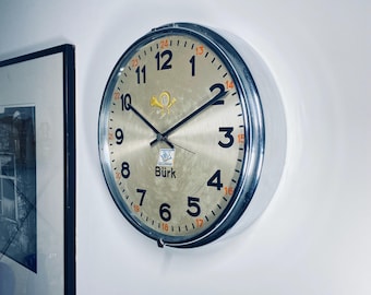 Burk Industrial Chrom Wanduhr - Eine elegante, moderne Uhr für zeitgenössische Räume