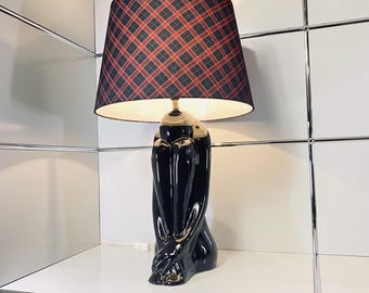 Lámpara de mesa vintage de cerámica negra con diseño de mujer y pantalla a cuadros para decoración de estilo rural francés.