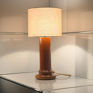 Skandinavisk keramisk pelarbordslampa i konjaksglasyr i linne, 1960-tal