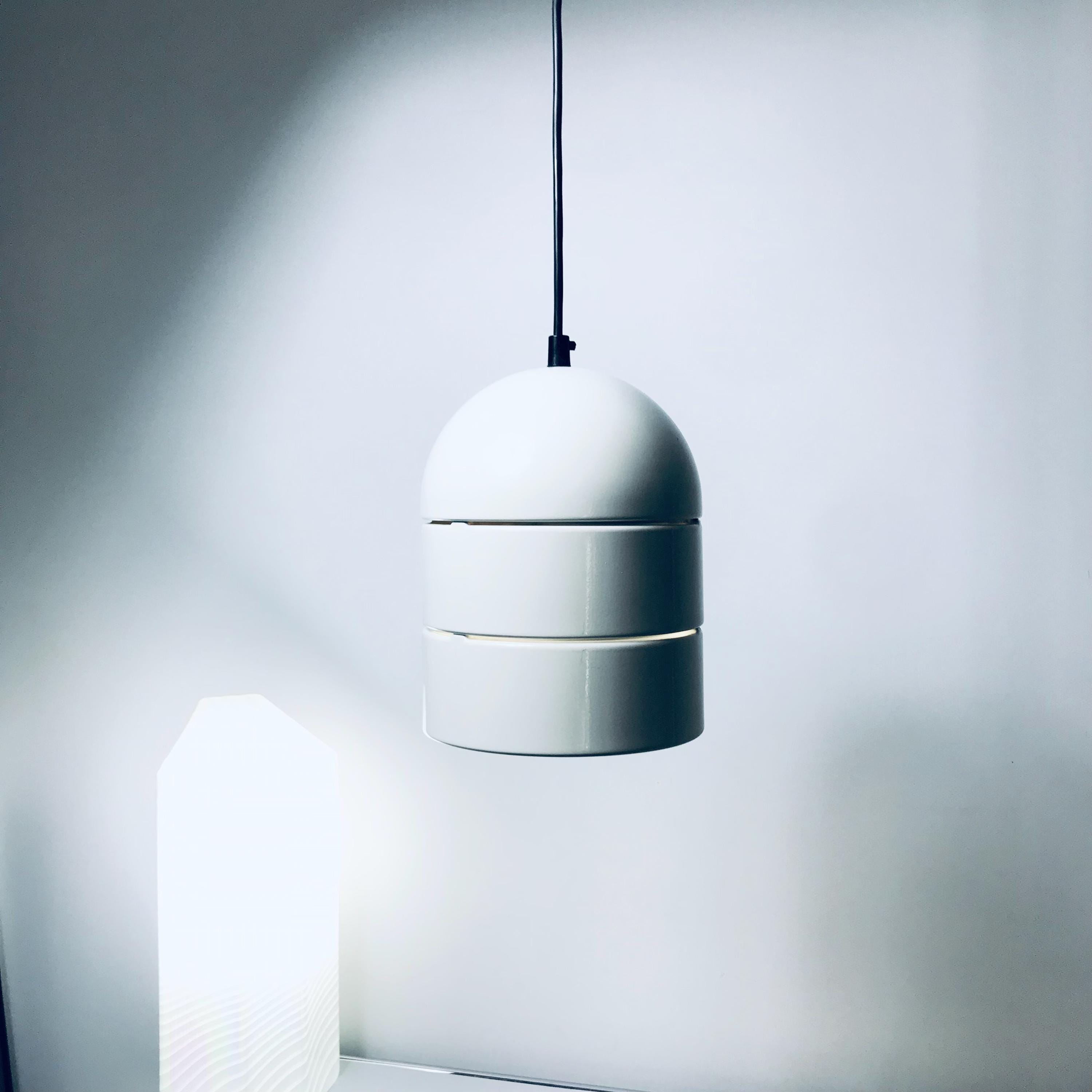 80年代のヴィンテージペンダントライト、ホワイトメタルシェード