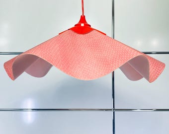 Golvende rode hanglamp – moderne sculpturale plastic lamp
