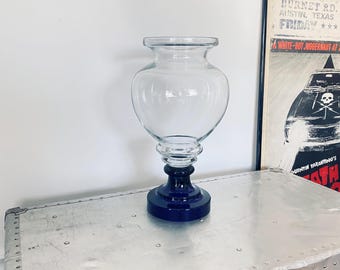 Jarrón grande de vidrio vintage, cuerpo transparente con base azul cobalto, pieza elegante y llamativa