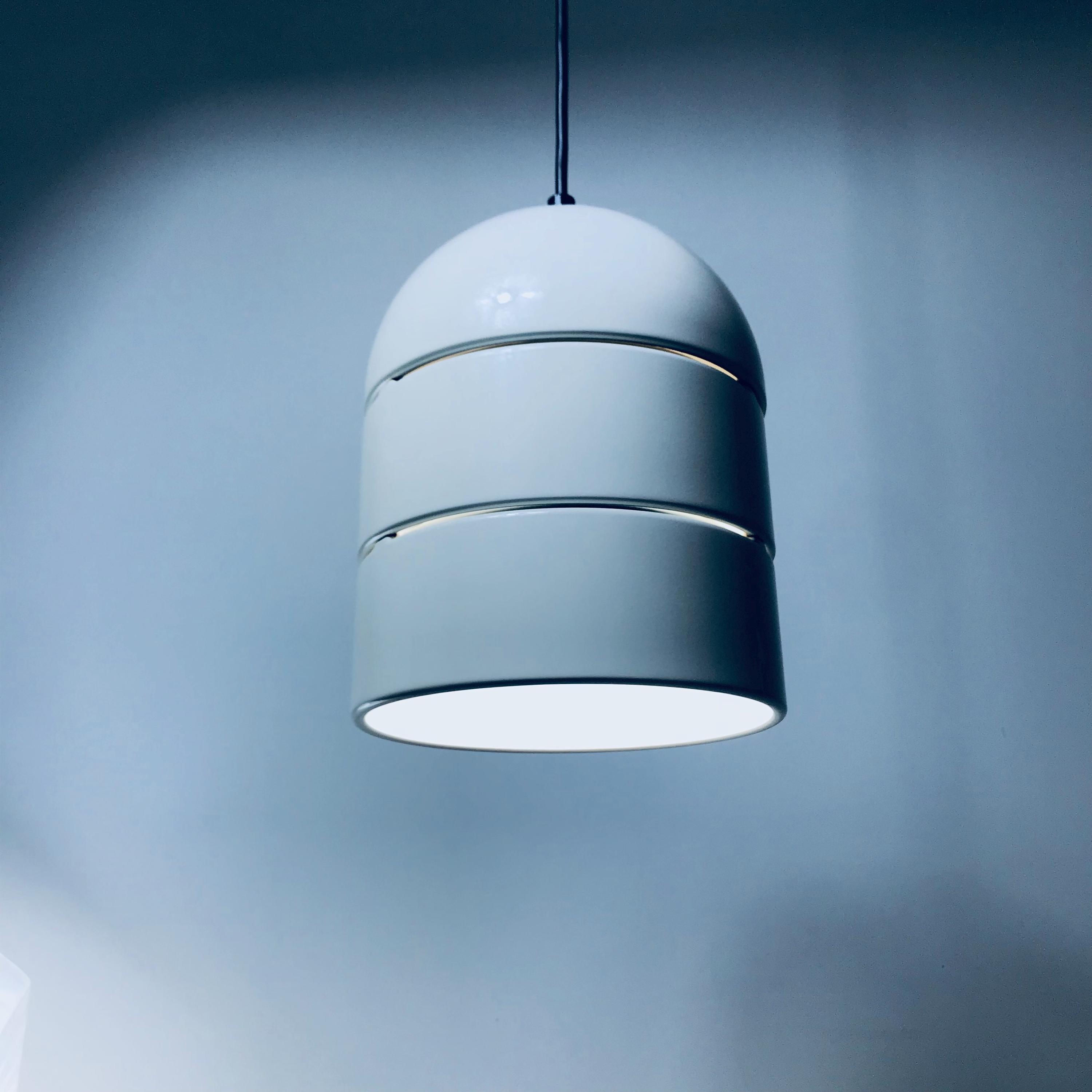 80年代のヴィンテージペンダントライト、ホワイトメタルシェード