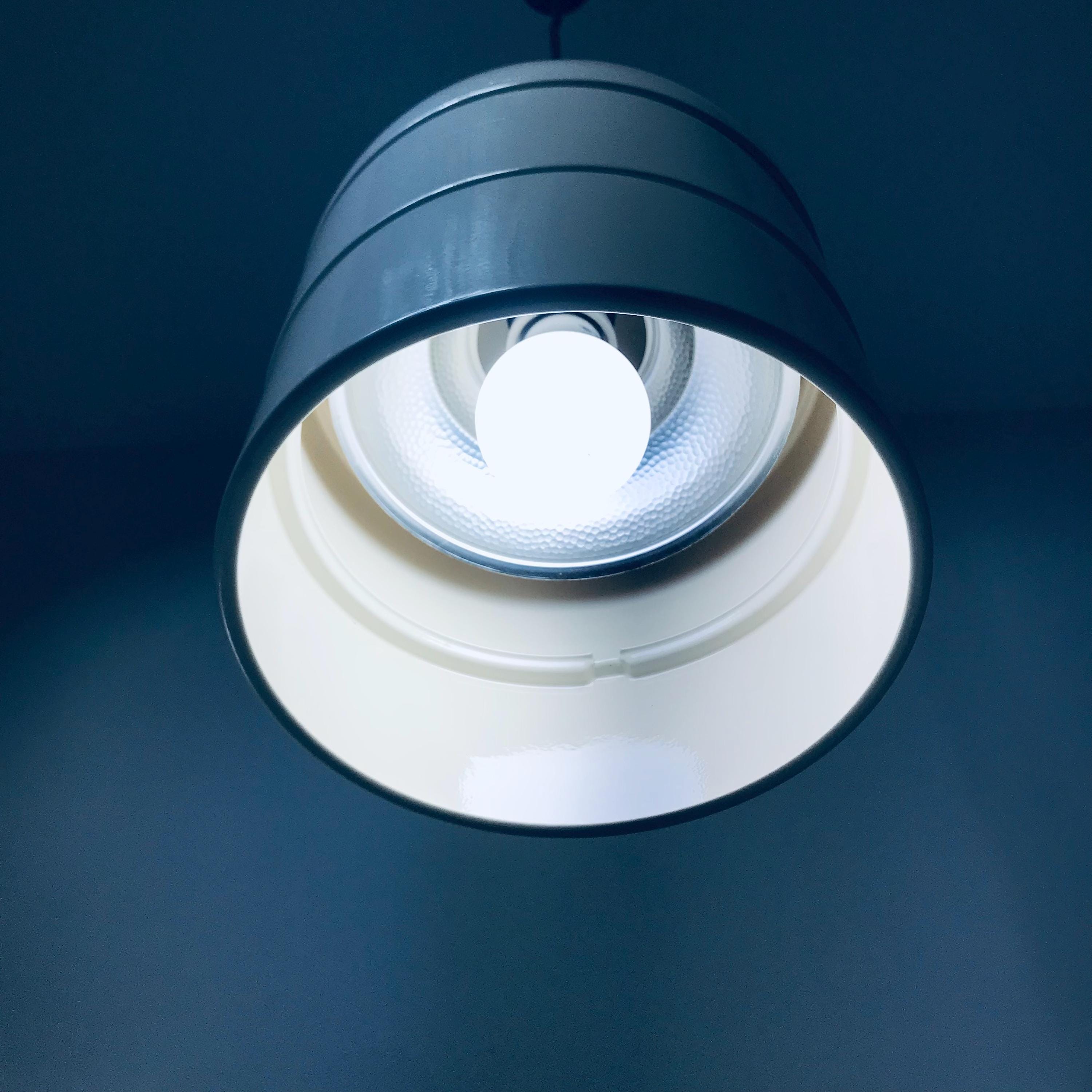 80年代のヴィンテージペンダントライト、ホワイトメタルシェード