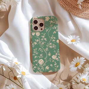 Elegante vintage bloemen iPhone-hoesje - groene achtergrond met beige bloemen en wijnstokken - klassiek botanisch ontwerp voor iPhone 16 15 14 13 12 11