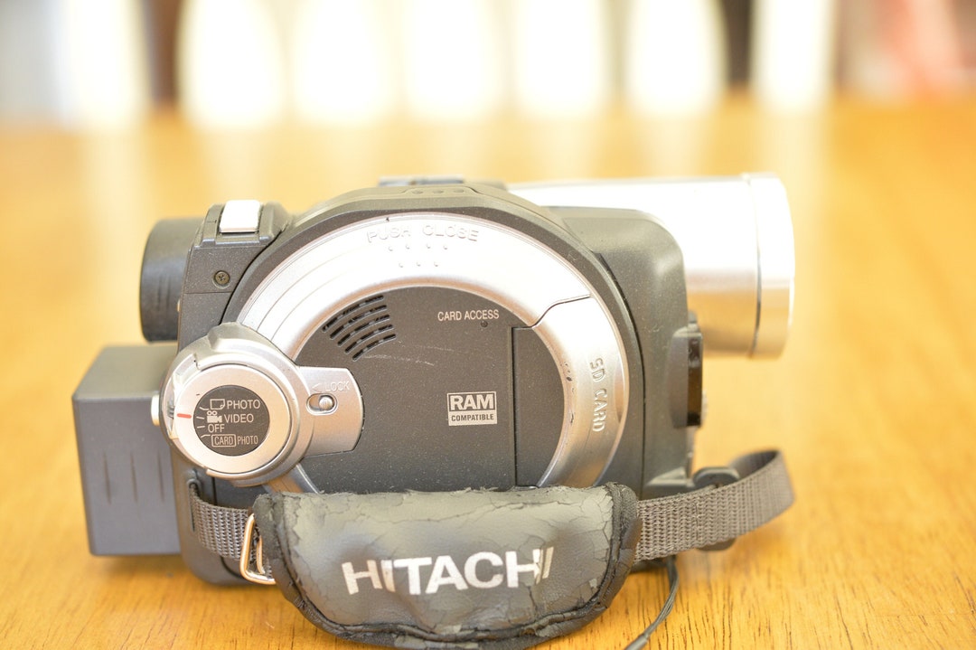 Hitachi DZ-MV580A DVD Camcorder W Battery & Charger Tested