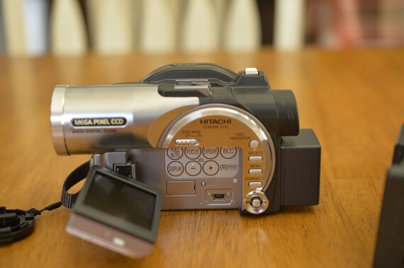 Hitachi DZ-MV580A DVD Camcorder W Battery & Charger Tested