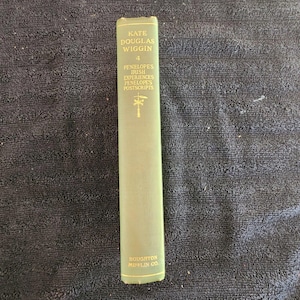 Könnte beinhalten: Ein Vintage-Buch von Kate Douglas Wiggin mit dem Titel "Penelopes Irish Experiences". Das Buch hat einen hellgrünen Einband mit goldfarbenen Buchstaben. Das Hardcover-Buch ist in gutem Zustand.