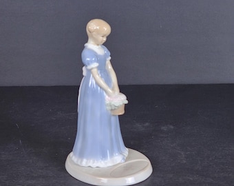 Estatueta vintage de porcelana representando uma menina segurando uma cesta de flores - Creme e Azul 15 cm