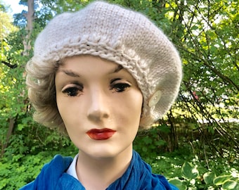 Boina de mezcla de lana color marfil tejida a mano: detalle de botón de perla vintage