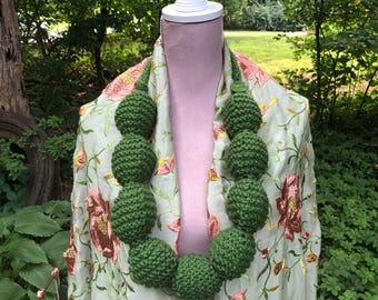 Collar de cuentas tejido a mano: hilo acrílico verde hoja, cierre de botón vintage