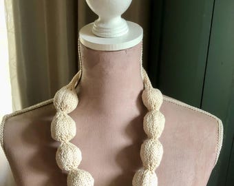 Collar de perlas tejido a mano: joyería artística de fibra de algodón color crema
