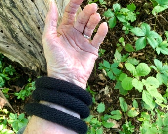 Pulseras de lana de fieltro: Juego de tres pulseras negras de punto grueso