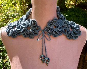 Collar con medallón de ganchillo: accesorio retro llamativo de algodón verde azulado