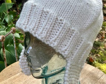 Gorro de casco con orejeras de punto hecho a mano: calentador de cabeza voluminoso blanco de invierno