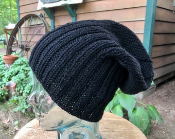 Gorro holgado negro hecho a mano: gorro de acrílico tejido