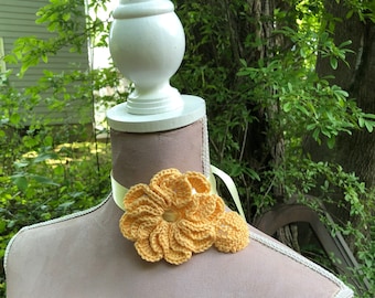 Collar con medallón de ganchillo y lazos de cinta, accesorio de fibra fina de algodón amarillo sol