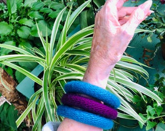 Pulseras rígidas de lana afieltrada tejidas a mano - Juego de 3 unidades en color verde azulado y ciruela