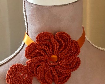 Gargantilla de flores de naranja tejidas a crochet: collar con medallón de algodón