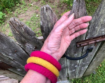 Conjunto de pulseras de lana afieltrada a mano: joyería artística de fibra amarilla y rosa