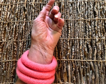Conjunto de pulseras de lana afieltrada a mano: pulseras de arte de fibra rosa intenso