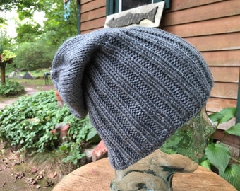 Gorro de punto holgado hecho a mano: gorro de acrílico gris plateado