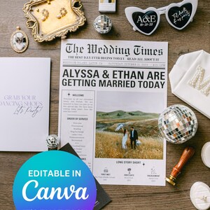 Może przedstawiać: Gazeta z ogłoszeniem ślubnym z nagł&oacute;wkiem "The Wedding Times" i tekstem "Alyssa & Ethan biorą ślub dzisiaj". Ogłoszenie zawiera zdjęcie pary, wiadomość powitalną, kolejność ceremonii i sekcję "Kr&oacute;tka historia". Gazeta jest otoczona dekoracjami ślubnymi, w tym parą okular&oacute;w przeciwsłonecznych w kształcie serca z tekstem "A&E 10-21-23", dyskoteką, małym białym pudełkiem z literą "M" i drewnianym stempelkiem.