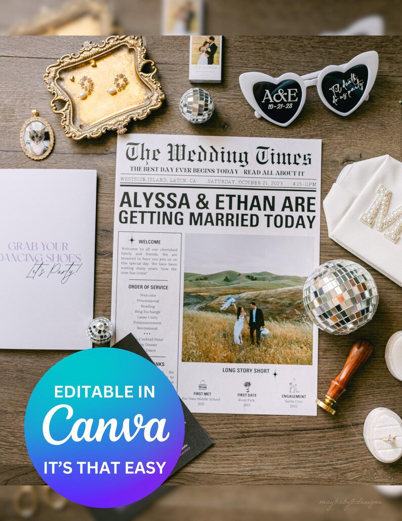 Może przedstawiać: Gazeta z ogłoszeniem ślubnym z nagł&oacute;wkiem "The Wedding Times" i tekstem "Alyssa & Ethan biorą ślub dzisiaj". Ogłoszenie zawiera zdjęcie pary, wiadomość powitalną, kolejność ceremonii i sekcję "Kr&oacute;tka historia". Gazeta jest otoczona dekoracjami ślubnymi, w tym parą okular&oacute;w przeciwsłonecznych w kształcie serca z tekstem "A&E 10-21-23", dyskoteką, małym białym pudełkiem z literą "M" i drewnianym stempelkiem.