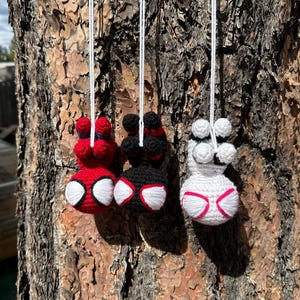 Spider-Man appeso all'uncinetto - Peter, Miles e Gwen