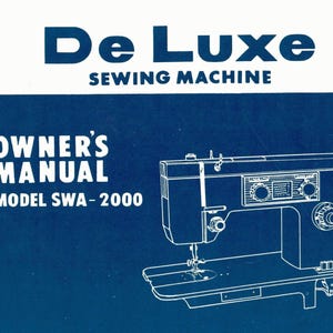 Puede incluir: Un dibujo en blanco y negro de una máquina de coser De Luxe, modelo SWA-2000, sobre un fondo azul. La portada del manual del propietario presenta el texto "De Luxe Sewing Machine" y "Owner's Manual".