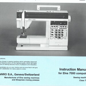 Pode incluir: Uma m&aacute;quina de costura Elna 7000, um aparelho branco e cinza com al&ccedil;a, painel de controle e agulha. O manual de instru&ccedil;&otilde;es &eacute; para o computador Elna 7000, m&aacute;quina de costura classe 700. O texto diz que a m&aacute;quina incorpora recursos t&eacute;cnicos avan&ccedil;ados.