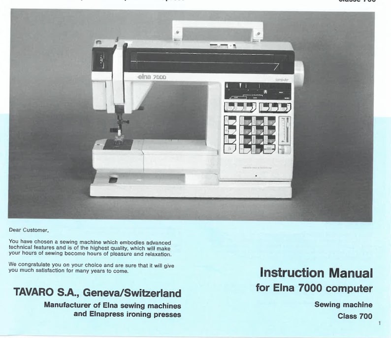 Pode incluir: Uma m&aacute;quina de costura Elna 7000, um aparelho branco e cinza com al&ccedil;a, painel de controle e agulha. O manual de instru&ccedil;&otilde;es &eacute; para o computador Elna 7000, m&aacute;quina de costura classe 700. O texto diz que a m&aacute;quina incorpora recursos t&eacute;cnicos avan&ccedil;ados.