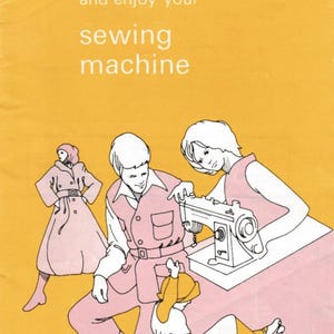 Op de afbeelding: Een vintage illustratie van een naaimachine-instructiehandleiding. De omslag toont drie mensen, twee vrouwen en een man, die een naaimachine gebruiken. De tekst op de omslag luidt "how to use and enjoy your sewing machine".