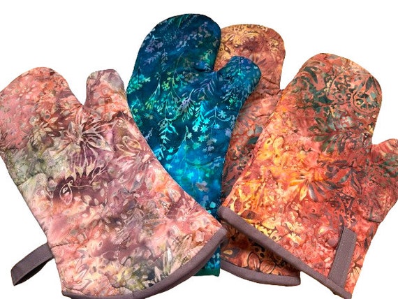 Quilted Oven Mitt with Hand Dyed Batik Fabric, Aurora Borealis Print Cloth Kitchen Linen