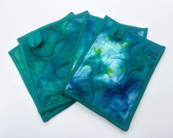 Agarraderas de tela acolchada teñidas a mano en verde y azul