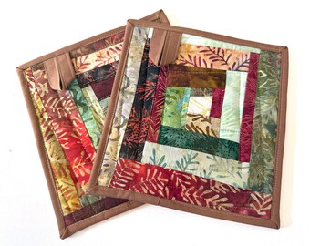 Agarraderas de tela acolchada con patchwork batik en tonos rojo, verde y tierra