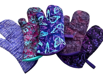 Manopla de horno acolchada con tela batik teñida a mano en color morado, con opción de pestaña para colgar.