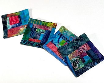 Posavasos de tela batik acolchada con patchwork abstracto colorido, juego de cuatro